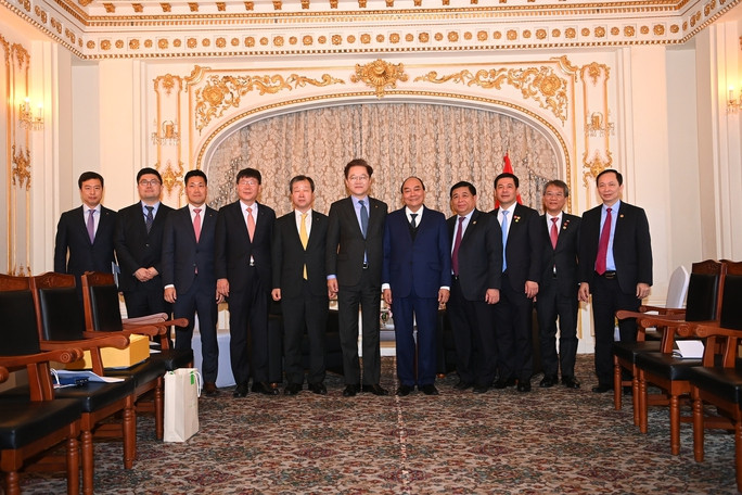 Chủ tịch nước Nguyễn Xuân Phúc và lãnh đạo một số bộ chụp ảnh lưu niệm cùng cùng Chủ tịch kiêm giám đốc điều hành ngân hàng KDB Chủ tịch nước Nguyễn Xuân Phúc và lãnh đạo một số bộ chụp ảnh lưu niệm cùng cùng Chủ tịch kiêm giám đốc điều hành ngân hàng KDB