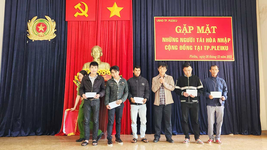 Chủ tịch UBND TP. Pleiku tặng quà cho 5 người chấp hành xong án phạt tù tiến bộ, tiêu biểu. Ảnh: Bá Bính  Chủ tịch UBND TP. Pleiku tặng quà cho 5 người chấp hành xong án phạt tù tiến bộ, tiêu biểu.