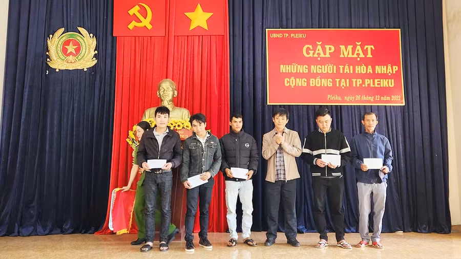 Chủ tịch UBND TP. Pleiku tặng quà cho 5 người chấp hành xong án phạt tù tiến bộ, tiêu biểu. Ảnh: Bá Bính Chủ tịch UBND TP. Pleiku tặng quà cho 5 người chấp hành xong án phạt tù tiến bộ, tiêu biểu.