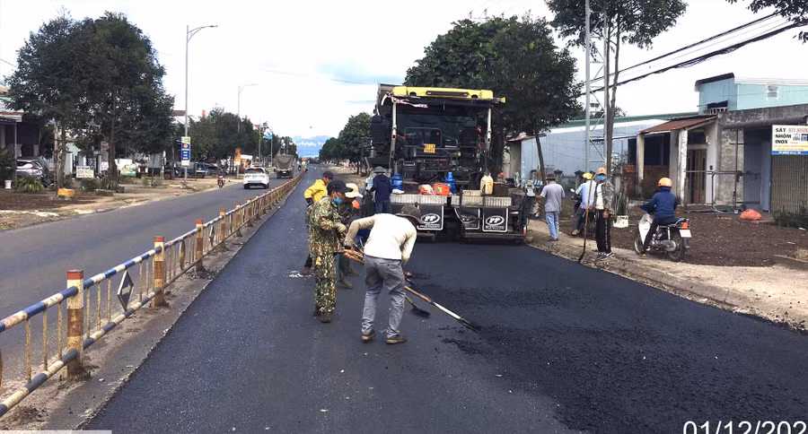 Thi công quốc lộ 19 mở rộng. Ảnh: Thanh Tuấn