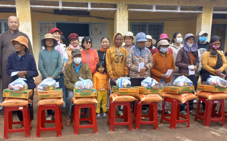 Đoàn công tác tặng quà cho các đối tượng khó khăn xã Hà Bầu, huyện Đak Đoa. Ảnh: Hồng Ngọc