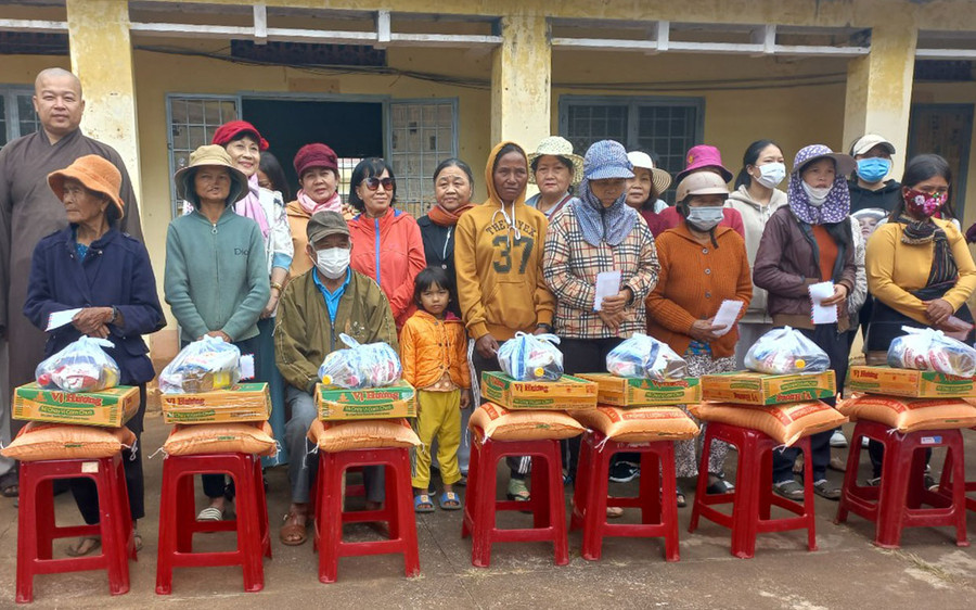 Đoàn công tác tặng quà cho các đối tượng khó khăn xã Hà Bầu, huyện Đak Đoa. Ảnh: Hồng Ngọc Đoàn công tác tặng quà cho các đối tượng khó khăn xã Hà Bầu, huyện Đak Đoa. Ảnh: Hồng Ngọc