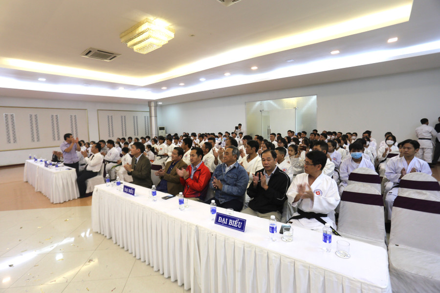 Đông đảo đại biểu và hội viên Hội Karate Gia Lai đã dự lễ kỷ niệm. Ảnh: Văn Ngọc Đông đảo đại biểu và hội viên Hội Karate Gia Lai đã dự lễ kỷ niệm. Ảnh: Văn Ngọc