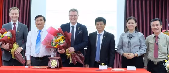 Hội Nhà báo Việt Nam và Tổ chức xã hội Hội Nhà báo Belarus tại buổi ký kết bản ghi nhớ thoả thuận hợp tác trong lĩnh vực báo chí. Ảnh: THU HƯỜNG Hội Nhà báo Việt Nam và Tổ chức xã hội Hội Nhà báo Belarus tại buổi ký kết bản ghi nhớ thoả thuận hợp tác trong lĩnh vực báo chí. Ảnh: THU HƯỜNG