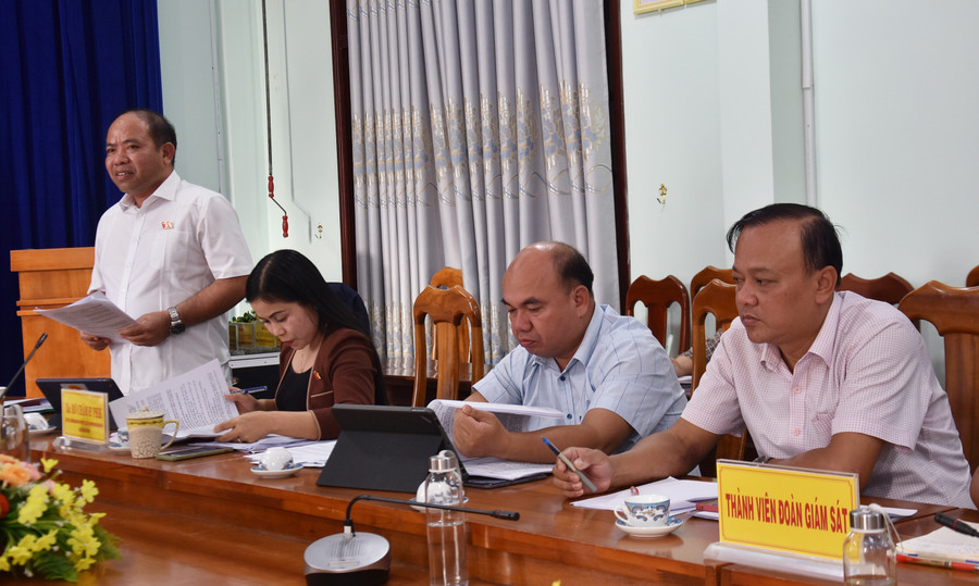 Đại tá Đinh Văn Thê-Phó Chỉ huy trưởng Bộ Chỉ huy Quân sự tỉnh tham gia ý kiến tại buổi giám sát. Ảnh: Hà Phương Đại tá Đinh Văn Thê-Phó Chỉ huy trưởng Bộ Chỉ huy Quân sự tỉnh tham gia ý kiến tại buổi giám sát. Ảnh: Hà Phương