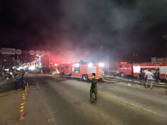 Hiện trường vụ hỏa hoạn ngay cạnh quốc lộ 1A.