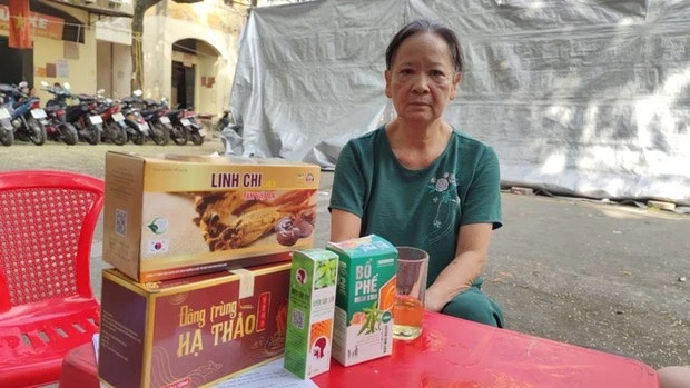 Bà Thông buồn bã khi mất 3,3 triệu đồng và nhận về những sản phẩm “không nguồn gốc”. Ảnh nguồn Phụ Nữ Việt Nam Bà Thông buồn bã khi mất 3,3 triệu đồng và nhận về những sản phẩm “không nguồn gốc”. Ảnh nguồn Phụ Nữ Việt Nam