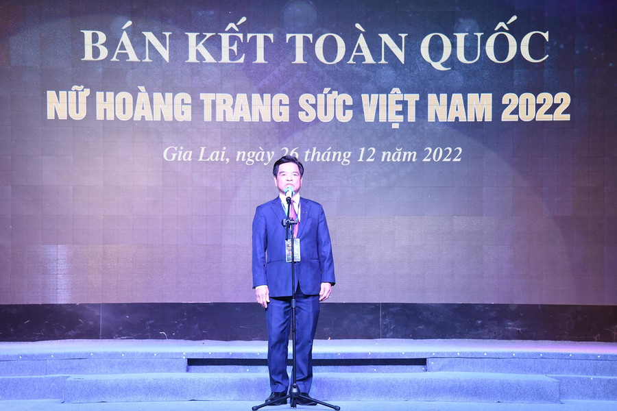 Tiến sĩ Lê Ngọc Dũng-Chủ tịch Hội Mỹ nghệ kim hoàn đá quý Việt Nam, Trưởng Ban tổ chức cuộc thi phát biểu tại đêm bán kết. Ảnh: Đức Thụy