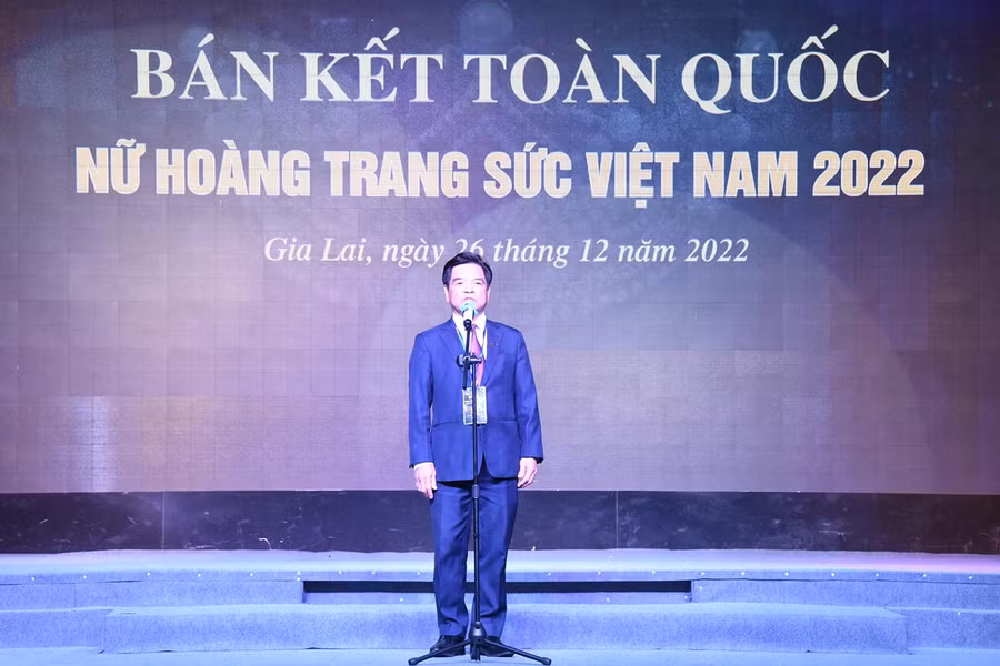 Tiến sĩ Lê Ngọc Dũng-Chủ tịch Hội Mỹ nghệ kim hoàn đá quý Việt Nam, Trưởng Ban tổ chức cuộc thi phát biểu tại đêm bán kết. Ảnh: Đức Thụy