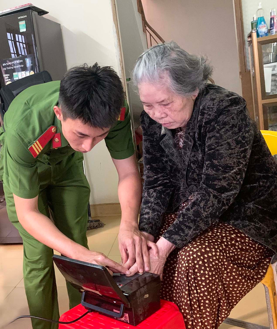 Lực lượng Công an huyện Đak Đoa làm CCCD gắn chip điện tử cho đối tượng yếu thế tại xã Kdang. Ảnh: R’Ô HOK