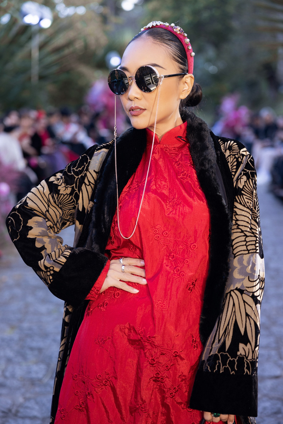 Ca sĩ Đoan Trang xuất hiện trong bộ trang phục độc đáo. Cô tham gia biểu diễn một tiết mục trong sự kiện thời trang của Adrian Anh Tuấn. Ảnh: Hải Nguyễn