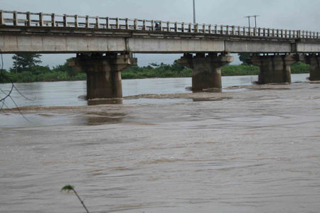 Gia Lai: Gần 50 tỉ đồng xây thêm cầu bắc qua sông Ba ảnh 1 Cầu Bến Mộng bắc qua sông Ba nối thị xã Ayun Pa với 4 xã bên kia sông thuộc huyện Ia Pa. Ảnh: Đức Phương