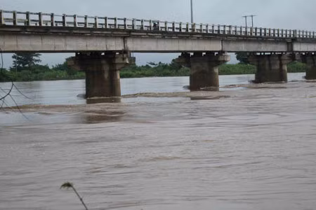 Cầu Bến Mộng bắc qua sông Ba nối thị xã Ayun Pa với 4 xã bên kia sông thuộc huyện Ia Pa. Ảnh: Đức Phương