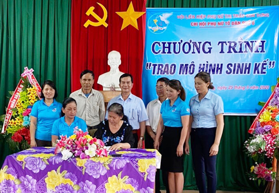  Hội viên ký cam kết chương trình hỗ trợ sinh kế. Ảnh: Hà Phương