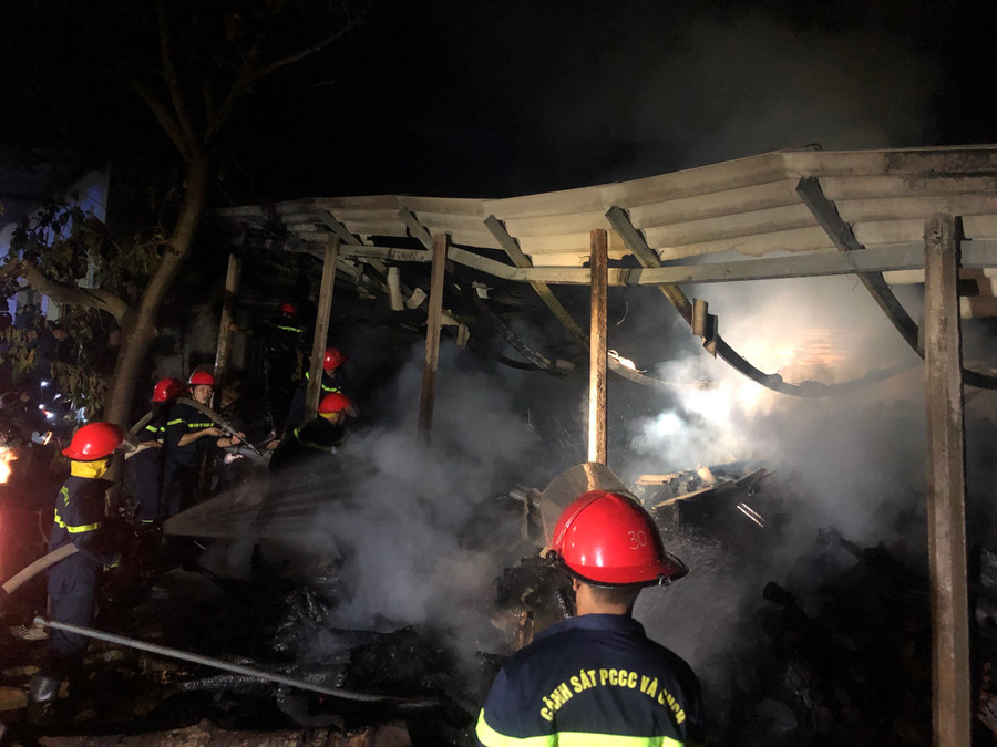 Vụ cháy được dập tắt kịp thời không để lây lan sang khu dân cư. Ảnh: Văn Ngọc