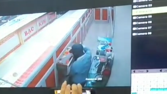 Lợi dụng gia đình chủ tiệm vàng đang ăn cơm ở gian nhà phía sau tiệm vàng, nghi phạm đã đột nhập vào trộm cắp tài sản -Ảnh cắt từ clip được ghi lại từ camera an ninh của tiệm vàng Lợi dụng gia đình chủ tiệm vàng đang ăn cơm ở gian nhà phía sau tiệm vàng, nghi phạm đã đột nhập vào trộm cắp tài sản -Ảnh cắt từ clip được ghi lại từ camera an ninh của tiệm vàng