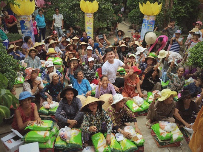 CEO 9X Lý Tấn Tài, nhà sáng lập Phúc Tea cùng đội nhóm tích cực tham gia các hoạt động từ thiện. CEO 9X Lý Tấn Tài, nhà sáng lập Phúc Tea cùng đội nhóm tích cực tham gia các hoạt động từ thiện.