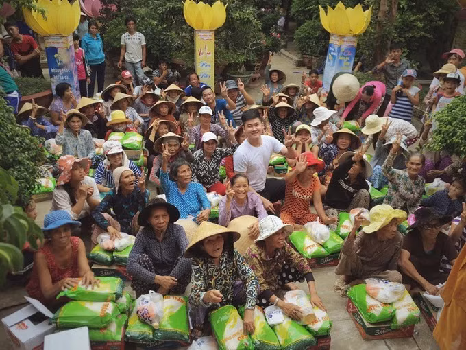 CEO 9X Lý Tấn Tài, nhà sáng lập Phúc Tea cùng đội nhóm tích cực tham gia các hoạt động từ thiện.