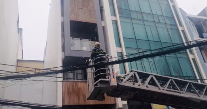  Lực lượng cứu nạn dùng xe thang giải cứu người mắc kẹt trên tầng cao khách sạn