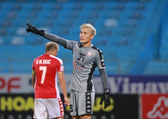 Thủ môn Bùi Tiến Dũng trong trận bán kết Cúp Quốc gia 2020. Ảnh: Thanh Xuân