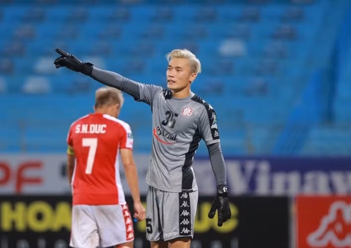 Thủ môn Bùi Tiến Dũng trong trận bán kết Cúp Quốc gia 2020. Ảnh: Thanh Xuân