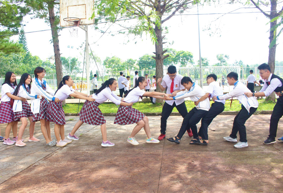 Những trò chơi dân gian trong ngày khai giảng là cơ hội để học sinh Trường APC Gia Lai lưu giữ kỷ niệm đẹp cùng bạn bè. Ảnh: Nguyễn Giang Những trò chơi dân gian trong ngày khai giảng là cơ hội để học sinh Trường APC Gia Lai lưu giữ kỷ niệm đẹp cùng bạn bè. Ảnh: Nguyễn Giang