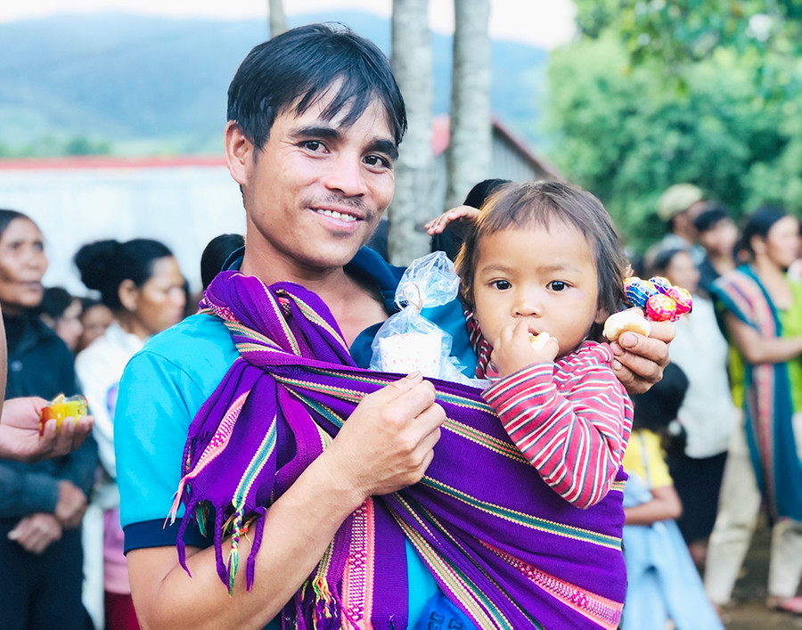 Anh Nưp- người làng Đê Kôn cho biết: “Nhờ có đoàn từ thiện lên tổ chức Trung thu, con mình và những đứa trẻ ở làng vui lắm; phụ huynh cũng đỡ chạnh lòng phần nào khi không có quà cho các con.