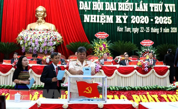 Các đại biểu bỏ phiếu bầu Ban Chấp hành Đảng bộ tỉnh nhiệm kỳ 2020-2025. (Ảnh: Cao Nguyên/TTXVN)