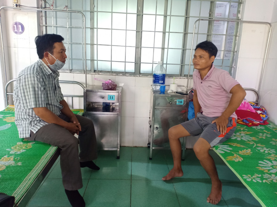 Lãnh đạo huyện Ia Pa thăm hỏi, động viên anh Rô Bộ. Ảnh: Như Loan