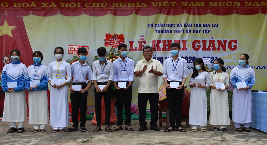 Đồng chí Hồ Văn Điềm-Ủy viên Ban Thường vụ Tỉnh ủy, Chủ tịch Ủy ban MTTQ Việt Nam tỉnh trao học bổng cho các em học sinh Trường THPT Hà Huy Tập. Ảnh: Hà Phương Chủ tịch Ủy ban MTTQ Việt Nam tỉnh Hồ Văn Điềm trao học bổng cho các em học sinh. Ảnh: Hà Phương