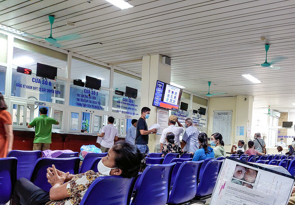 Bệnh nhân và người nhà bệnh nhân khám chữa bệnh tại Bệnh viện K, cơ sở Tân Triều, Thanh Trì, Hà Nội - Ảnh: NAM TRẦN Bệnh nhân và người nhà bệnh nhân khám chữa bệnh tại Bệnh viện K, cơ sở Tân Triều, Thanh Trì, Hà Nội - Ảnh: NAM TRẦN