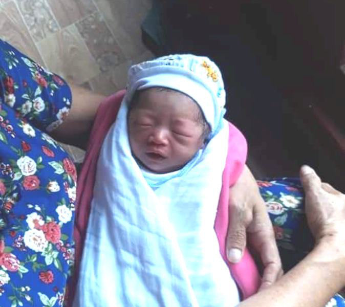 Bé gái sơ sinh bỏ rơi trước cổng đền Trần Quốc Tảng, xã An Thượng  Bé gái sơ sinh bỏ rơi trước cổng đền Trần Quốc Tảng, xã An Thượng