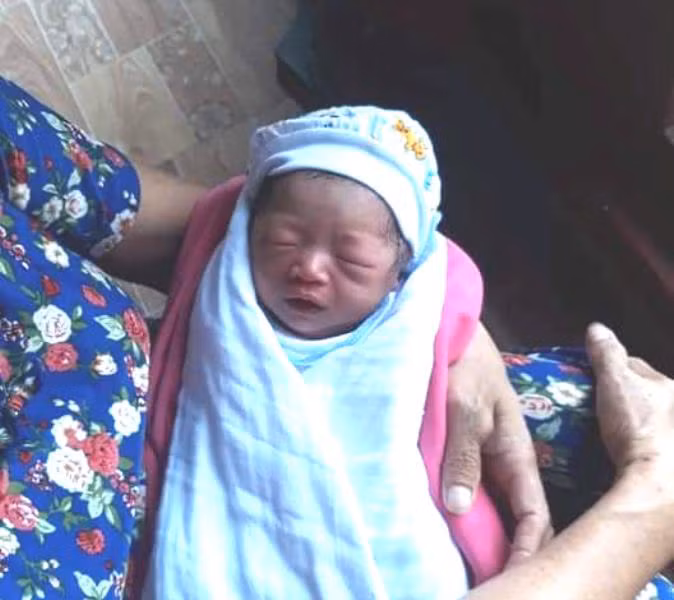  Bé gái sơ sinh bỏ rơi trước cổng đền Trần Quốc Tảng, xã An Thượng