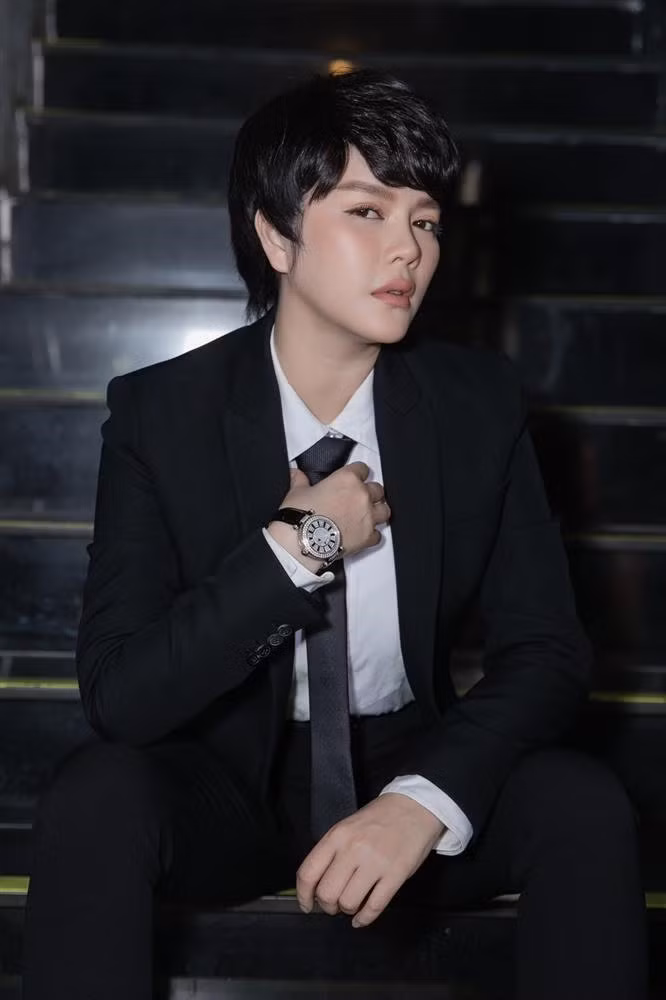 Nói về việc xuất hiện này, Lý Nhã Kỳ cho biết việc theo đuổi phong cách menswear không dễ dàng. Tuy nhiên, bản thân cô không ngại thử sức vì quan niệm xuất hiện chỉn chu cũng là thể hiện sự tôn trọng với người xem.