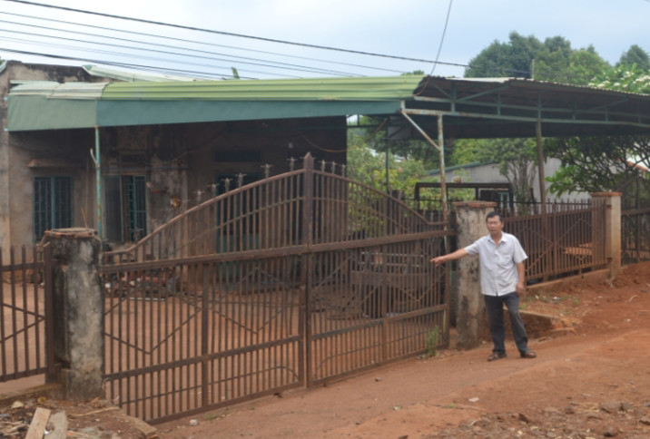 Ông Trương Văn Cường bên lô đất xảy ra tranh chấp. Ảnh: Hoàng Minh