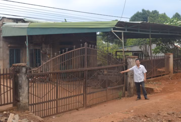 Ông Trương Văn Cường bên lô đất xảy ra tranh chấp. Ảnh: Hoàng Minh