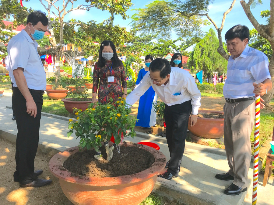 Phó Chủ tịch UBND tỉnh Đỗ Tiến Đông dự Lễ khai giảng năm học mới và trồng cây lưu niệm tại Trường Tiểu học Kim Đồng (thị trấn Kbang, huyện Kbang). Ảnh: Nguyễn Diệp