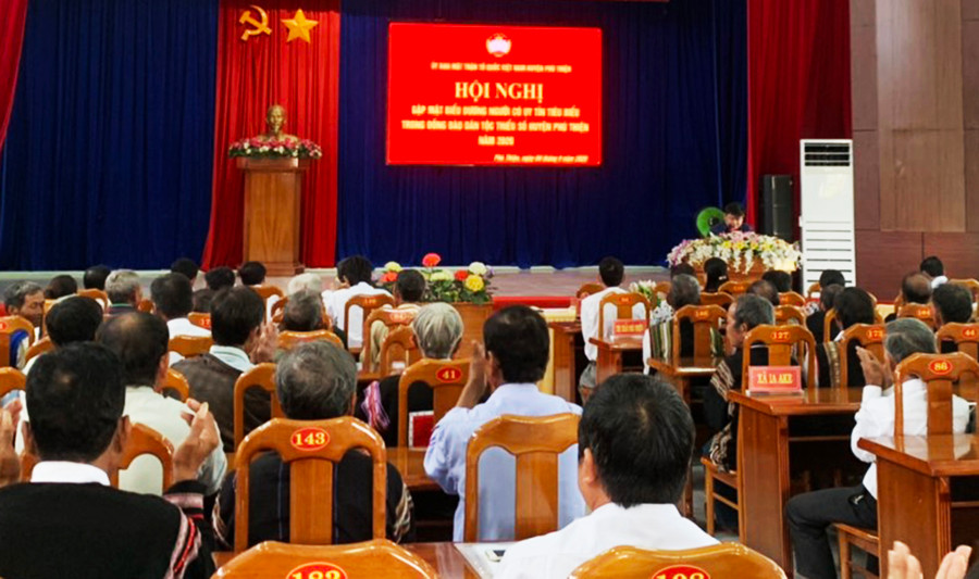 Quang cảnh hội nghị. Ảnh: Vũ Chi Quang cảnh Hội nghị gặp mặt biểu dương người có uy tín tiêu biểu trong đồng bào dân tộc thiểu số huyện Phú Thiện năm 2020. Ảnh: Vũ Chi