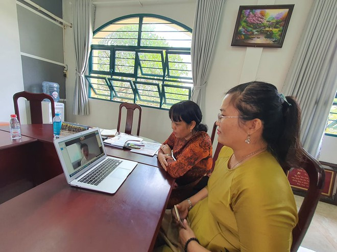 Cô Quyên (trái) hiệu trưởng nhà trường và cô Linh, hiệu phó nhà trường trao đổi trực tuyến với Tuấn Jeon sáng nay 16.9 ẢNH THÚY HẰNG