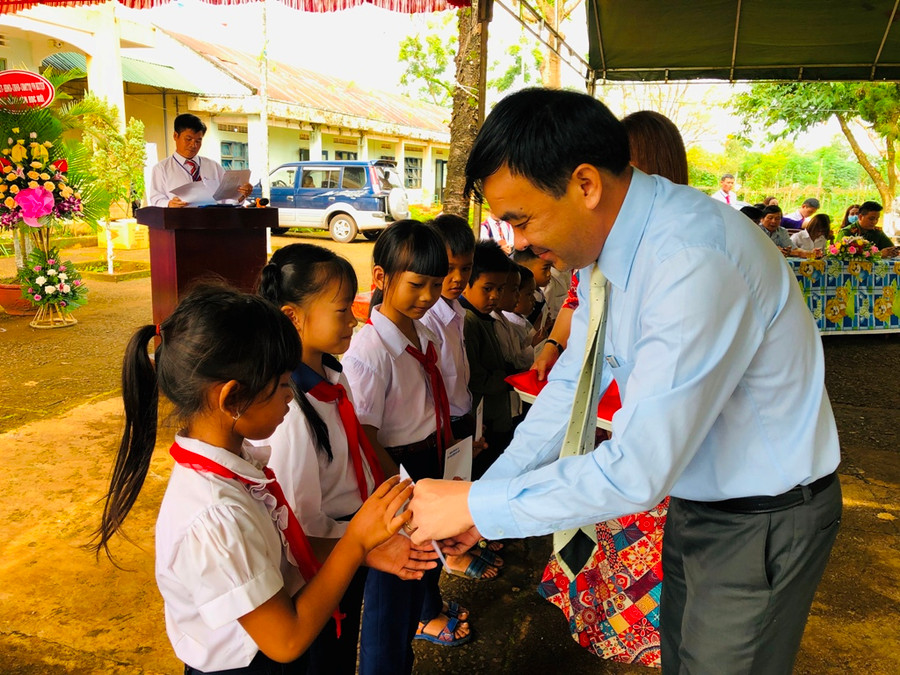 Gia Lai: Hân hoan ngày khai trường ảnh 8 Đồng chí Đặng Phan Chung-Ủy viên Ban Thường vụ Tỉnh ủy, Phó Chủ tịch Thường trực HĐND tỉnh tặng học bổng cho học sinh Trường Tiểu học Nguyễn Trãi (xã Ia Pếch, huyện Ia Grai). Ảnh: Phan