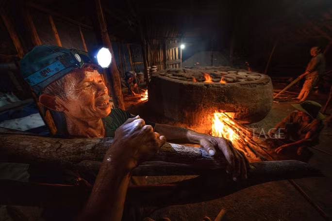  Những giọt mồ hôi của diêm dân trong sức nóng của hầm muối