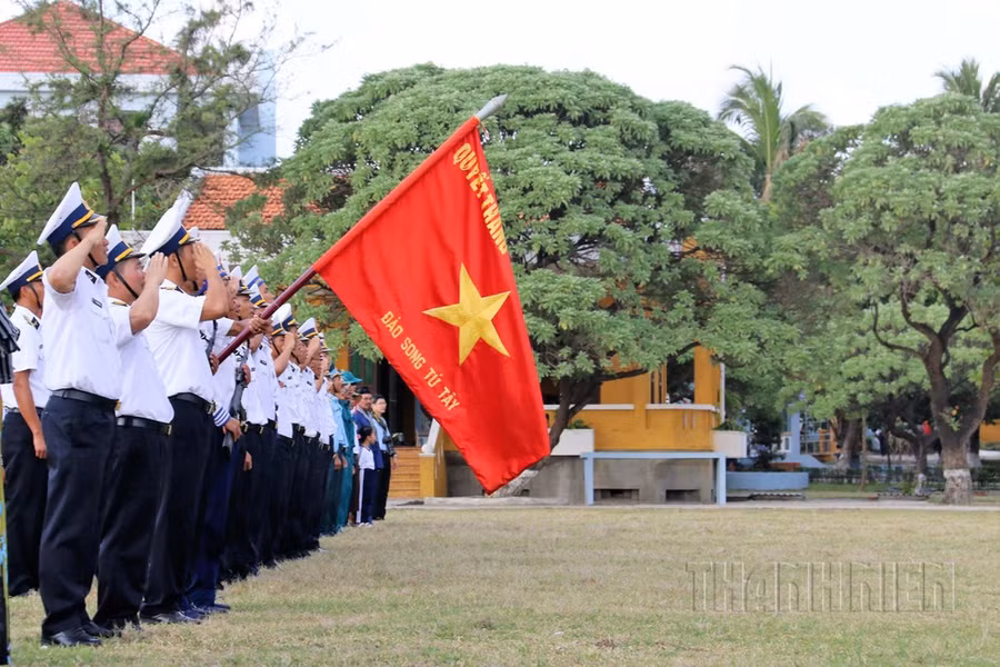 Quân kỳ Quyết thắng của đảo Song Tử Tây ẢNH: MAI THANH HẢI