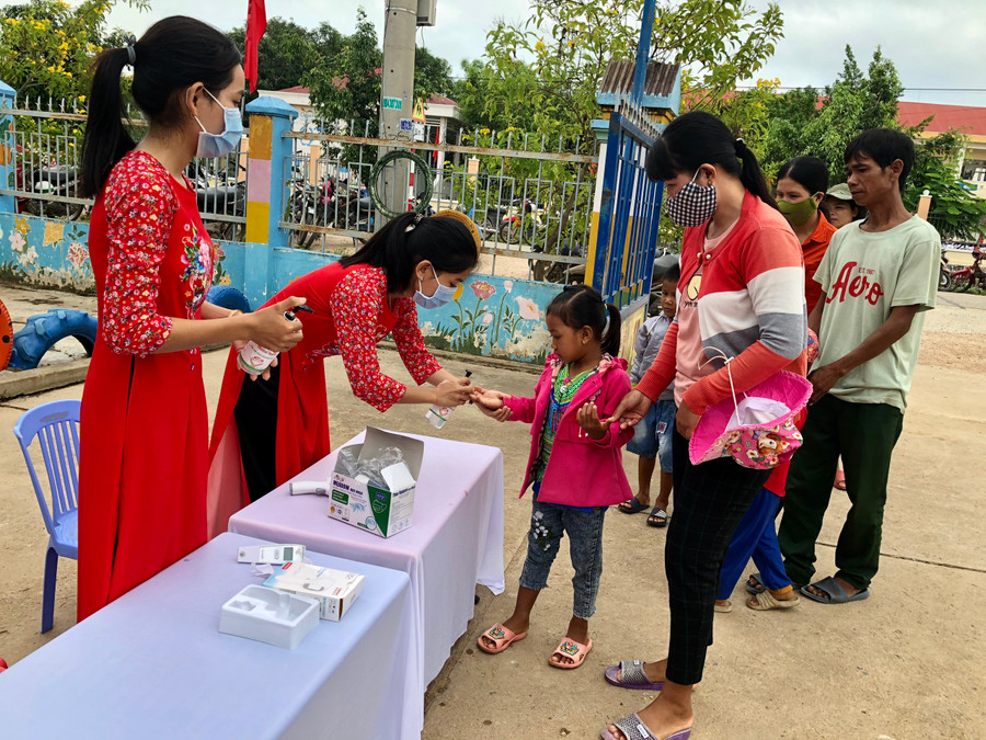 Trường Mầm non Hoa Pơ Lang (xã Ia Piar, huyện Phú Thiện) bố trí khu vực sát khuẩn và phát khẩu trang cho phụ huynh và học sinh. Ảnh: Lê Nam