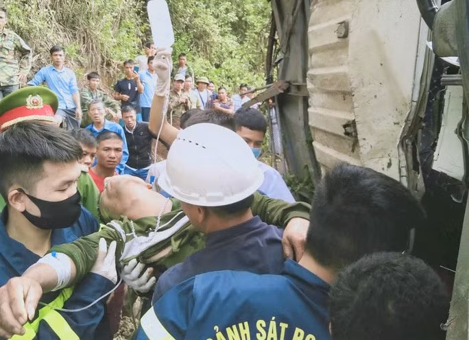 Hàng chục cảnh sát cùng người dân cứu 2 người trong ôtô tải ra ngoài đưa đi cấp cứu Hàng chục cảnh sát cùng người dân cứu 2 người trong ôtô tải ra ngoài đưa đi cấp cứu
