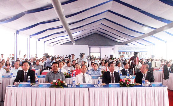 Các đồng chí lãnh đạo Chính phủ, địa phương tham dự lễ khởi công.
