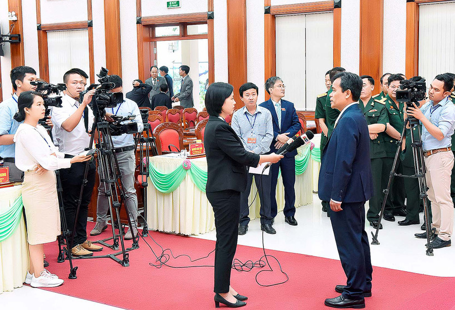 Bí thư Tỉnh ủy Hồ Văn Niên trả lời phỏng vấn báo chí. Ảnh: Đức Thụy