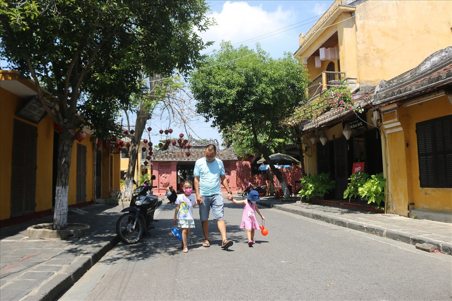 Nhiều gia đình cũng dẫn con cái đến tham quan phố cổ sau những ngày thực hiện giãn cách xã hội. Nhiều gia đình cũng dẫn con cái đến tham quan phố cổ sau những ngày thực hiện giãn cách xã hội.