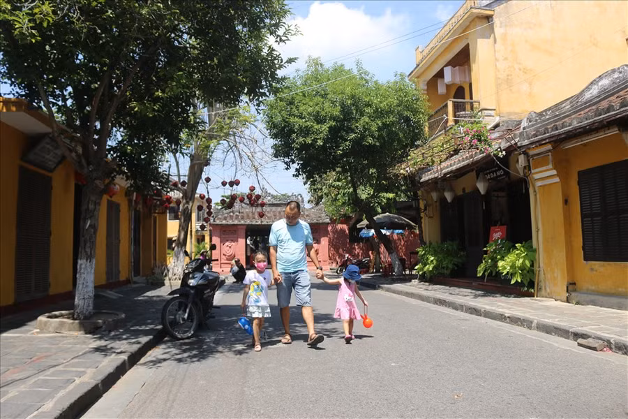 Nhiều gia đình cũng dẫn con cái đến tham quan phố cổ sau những ngày thực hiện giãn cách xã hội.
