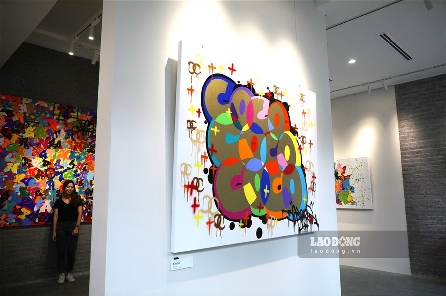 Những tuyệt tác của Kongo luôn khiến giới mộ điệu phải trầm trồ bởi kỹ thuật điêu luyện trong việc thực hành ngôn ngữ tượng hình đa màu sắc nhằm thể hiện niềm vui và sự lạc quan ngập tràn. Những tuyệt tác của Kongo luôn khiến giới mộ điệu phải trầm trồ bởi kỹ thuật điêu luyện trong việc thực hành ngôn ngữ tượng hình đa màu sắc nhằm thể hiện niềm vui và sự lạc quan ngập tràn.