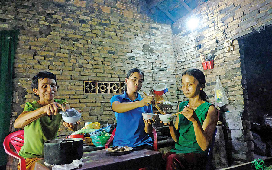 Bữa cơm của gia đình rất đạm bạc, chỉ có nồi cá kho hâm đi hâm lại mấy ngày